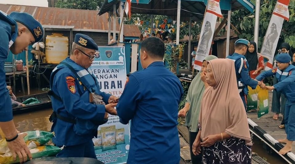 Antusias Warga Tinggi Gerakan Pangan Murah Ditpolairud Polda Kalteng dan Bulog di Pasar Rabu