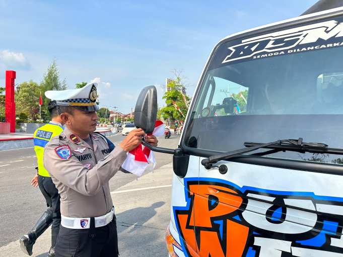 Bukan Razia, Polisi di Grobogan Beri Kejutan kepada Sopir Truk dengan Bendera Merah Putih