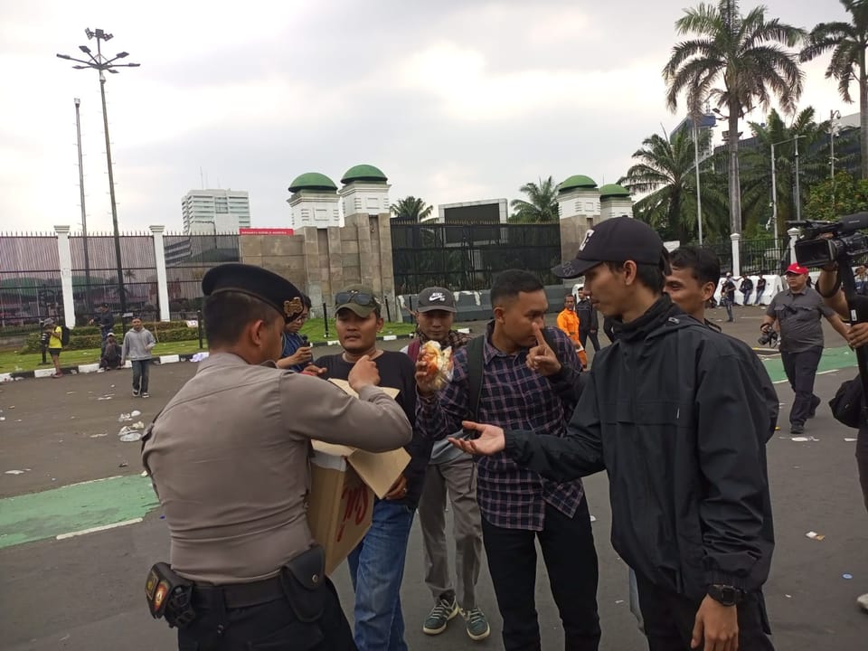 Dukung Aksi Damai, Polisi Sediakan Air Mineral dan Roti bagi Buruh