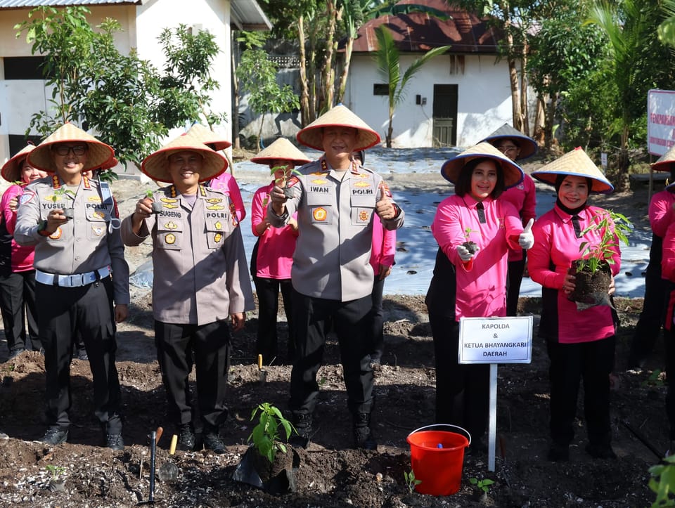 Dukung Ketahanan Pangan, Kapolda Kalteng dan Bhayangkari Panen Sayur di Lahan Pangan Lestari
