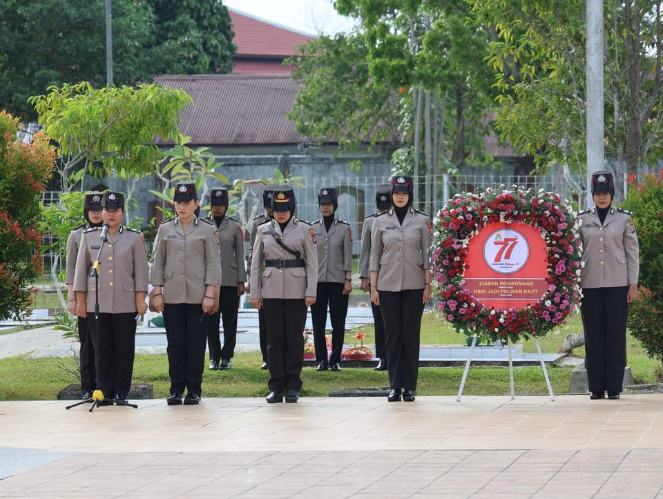 Hari Jadi ke-77, Polwan Polda Kalteng Tabur Bunga di TMP Sanaman Lampang