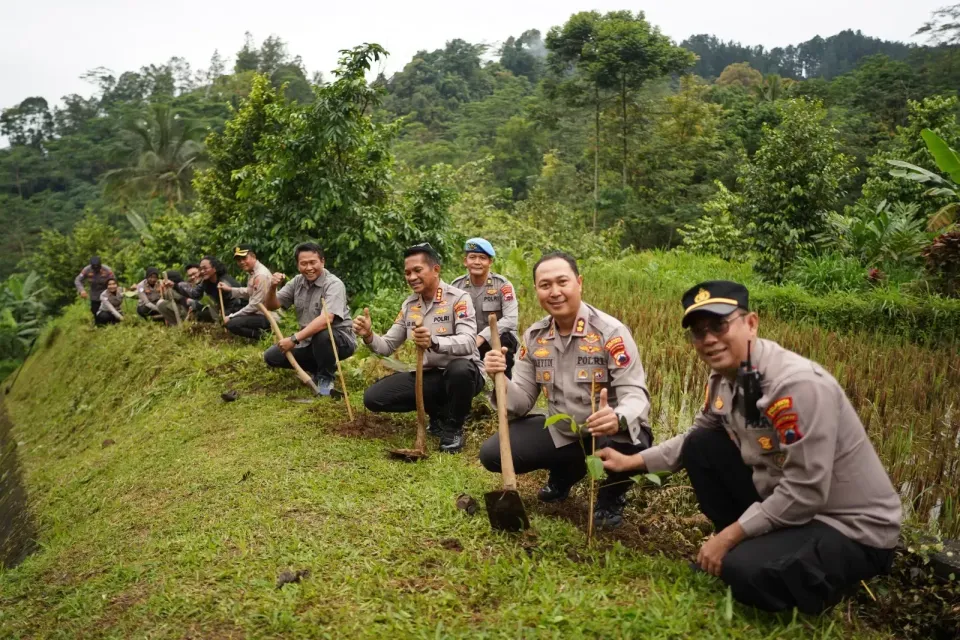 Hijaukan Alam, Polresta dan PWI Banyumas Tanam Puluhan Pohon di Gunung Slamet