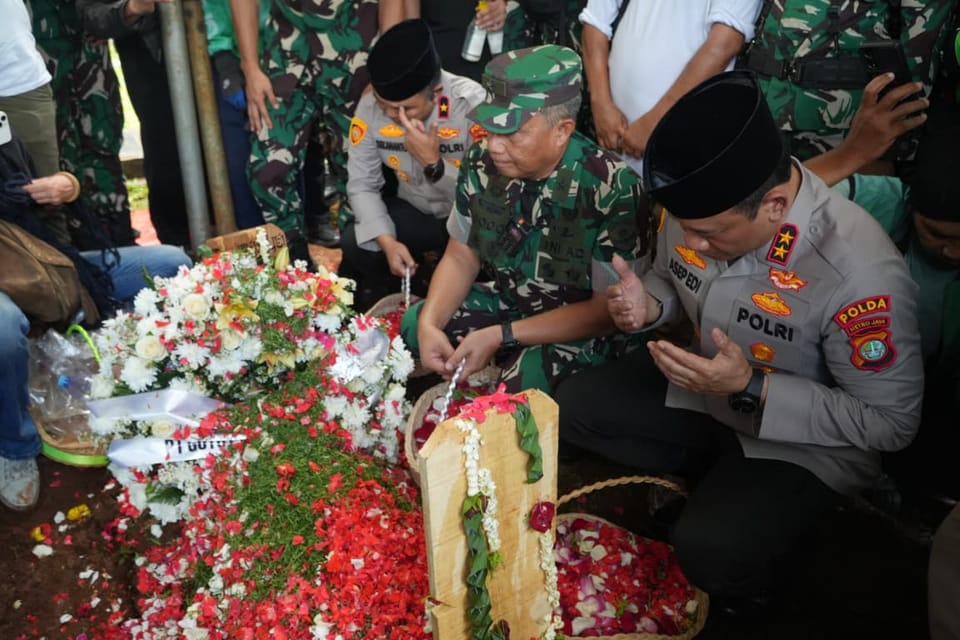 Kapolda Metro Sampaikan Permohonan Maaf di Pemakaman Affan Kurniawan di TPU Karet Bivak