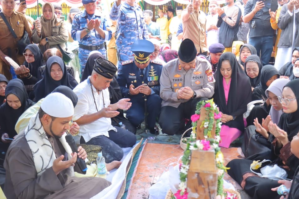 Kapolres Kobar Hadiri Prosesi Terakhir Ama Pangeran Muasjidinsyah