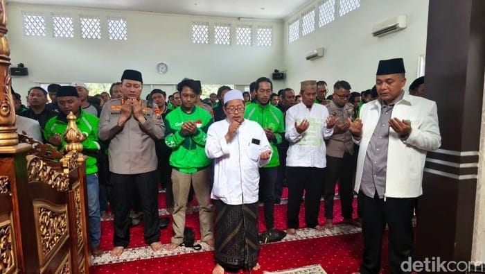 Kapolresta Malang Kota dan Komunitas Ojol Gelar Salat Gaib untuk Affan Kurniawan