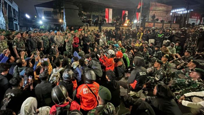 Kapolresta dan Pangdiv Kostrad Temui Massa Solidaritas untuk Affan Kurniawan di Mapolresta Malang