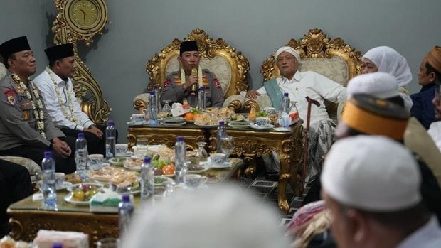 Kapolri Silaturahmi ke Ponpes Al-Hamidy Pamekasan, Minta Doa Ulama Demi Persatuan Bangsa