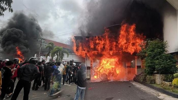 Kericuhan Meluas, Gedung DPRD Brebes, Pekalongan, dan Cilacap Dibakar Massa