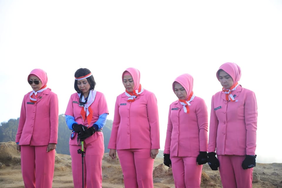 Ketua Bhayangkari Jabar Jadi yang Pertama Tancap Puncak Gunung Ciremai