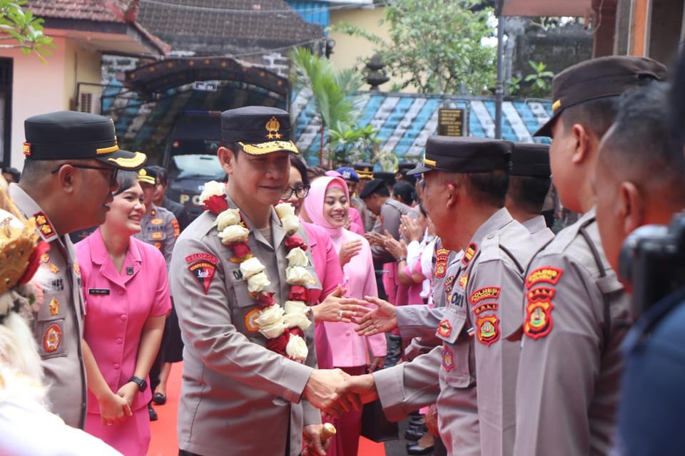 Laksanakan Kunjungan Kerja ke Polres Bangli, Kapolda Bali Beri 3 Penghargaan Kepada Personel Berprestasi