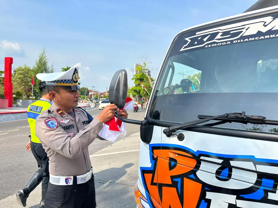 Mitos Tilang! Polisi Grobogan Pasang Bendera Nasional, Tidak Ada Sanksi