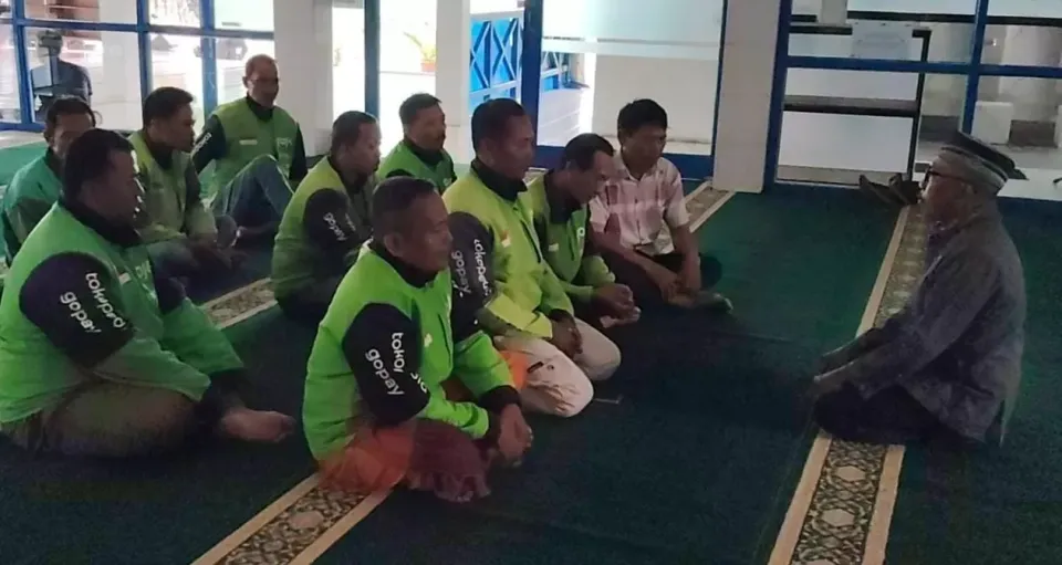 Ojol Karanganyar Gelar Salat Gaib, Tak Turut dalam Aksi Unjuk Rasa