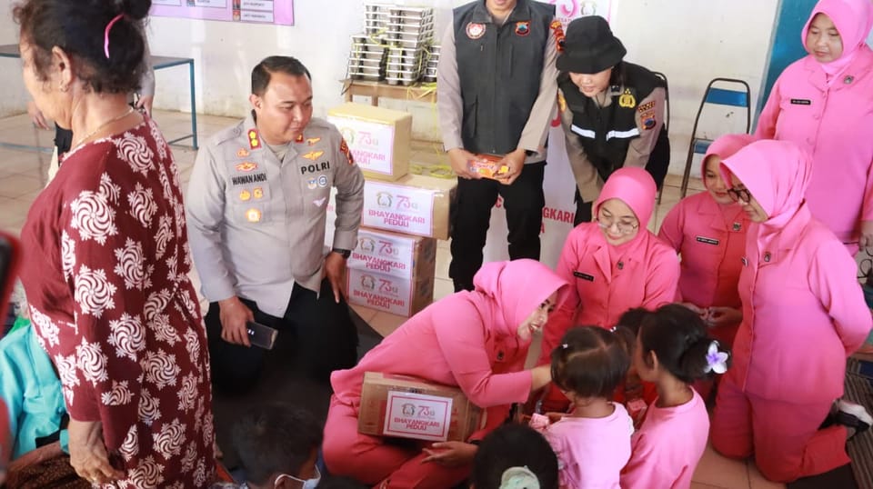 Peduli Sesama, Kapolres Blora Berikan Bantuan untuk Korban dan Relawan Kebakaran