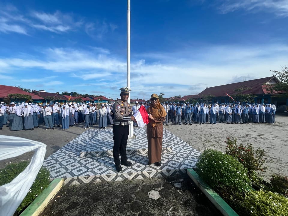 Peringati Kemerdekaan, Kasat Lantas Polres Katingan Bagikan Bendera Saat Jadi Irup