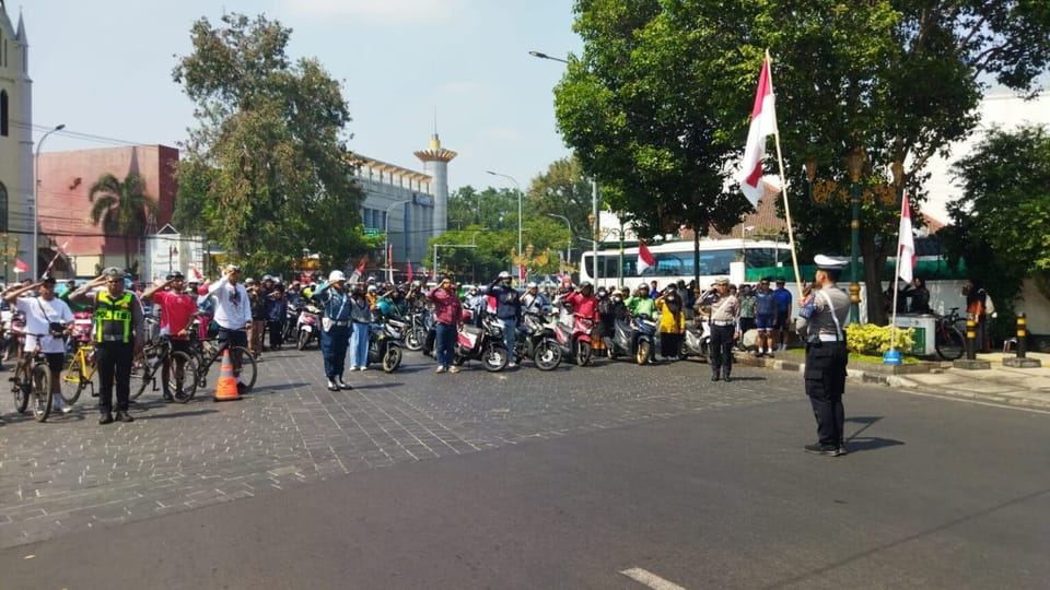 Peringati Kemerdekaan, Polresta Malang Kota Hentikan Lalu Lintas untuk Hormat Bendera