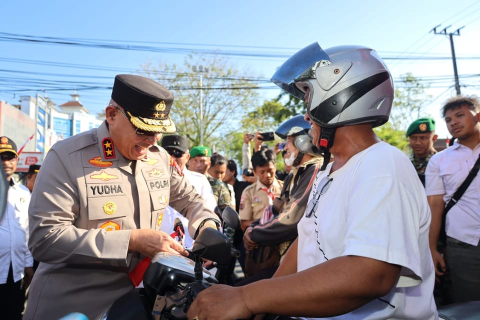 Polda Kalsel Bagikan Ribuan Bendera Merah Putih Sambut HUT ke-80 RI