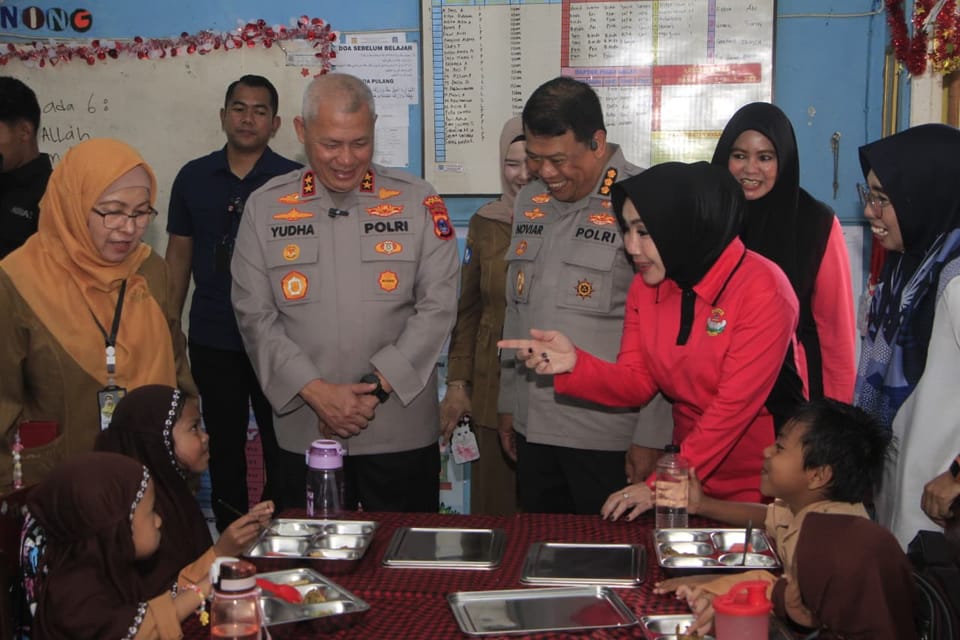 Polda Kalsel Resmikan SPPG, 1.700 Anak Terima Makanan Bergizi Gratis