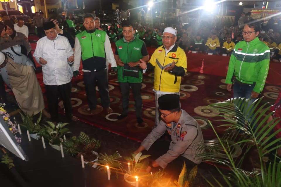 Polres Kobar dan Komunitas Ojol Gelar Salat Gaib untuk Korban Tragedi