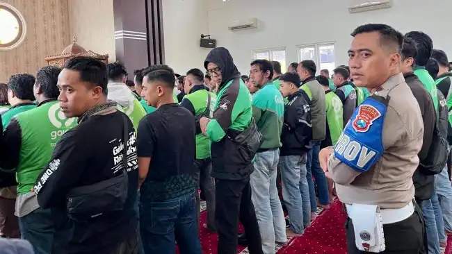Polresta Malang Kota dan Ojol Gelar Salat Gaib Bersama untuk Affan Kurniawan
