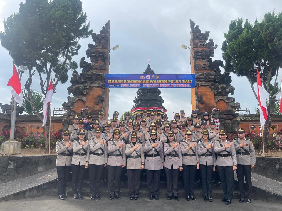 Polwan Polda Bali Melaksanakan Ziarah Dalam Rangka HUT Polwan ke-77 di TMP Pancakatirta Tabanan
