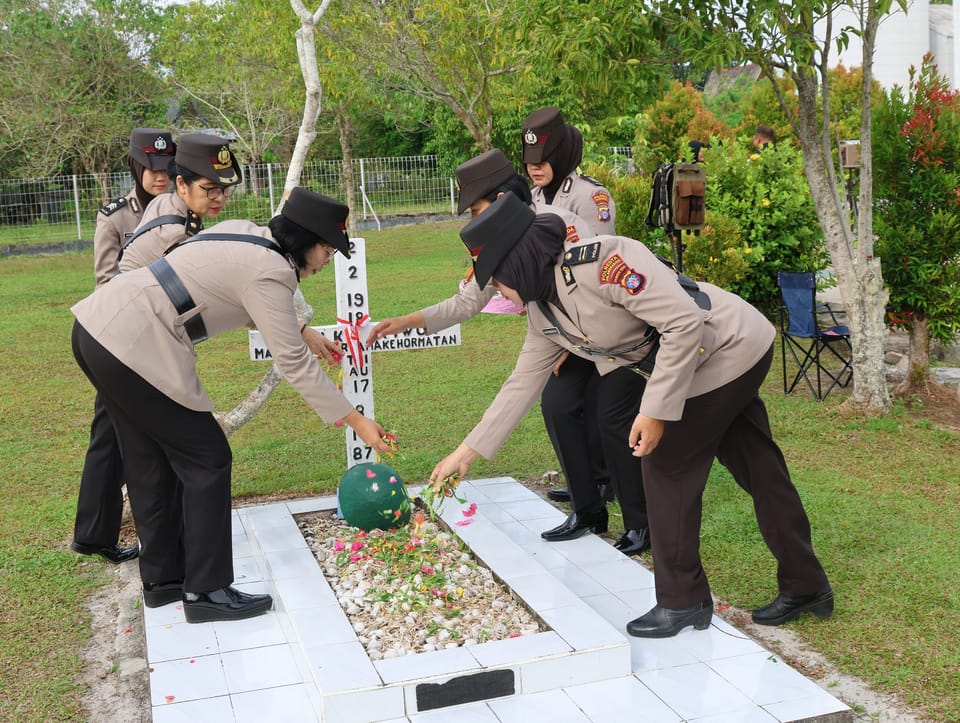 Polwan Polda Kalteng Gelar Ziarah di TMP Sanaman Lampang Peringati HUT ke-77