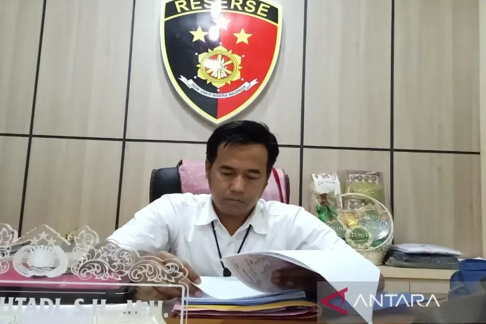 Razia Miras di Jepara, Polisi Sita Ratusan Botol dari Warung hingga Rumah Warga