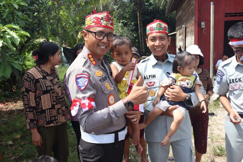 Sambut HUT RI, Ditlantas Polda Kalteng Bagikan 1.000 Bendera Merah Putih ke Pengguna Jalan