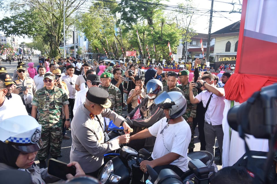 Semarak Kemerdekaan, Polda Kalsel Galakkan Gerakan Pembagian Bendera