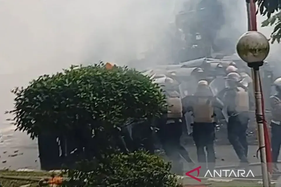 Situasi Memanas, Polisi Bubarkan Aksi di Kompleks Setda Banyumas