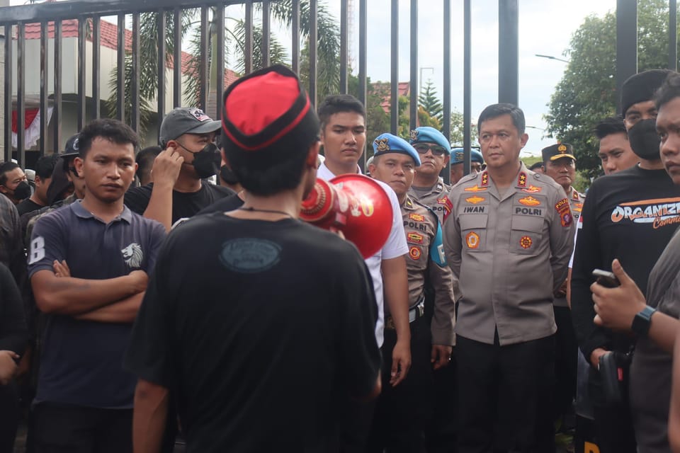 Tampilkan Wajah Humanis, Polda Kalteng Amankan Aksi Damai di Mapolda