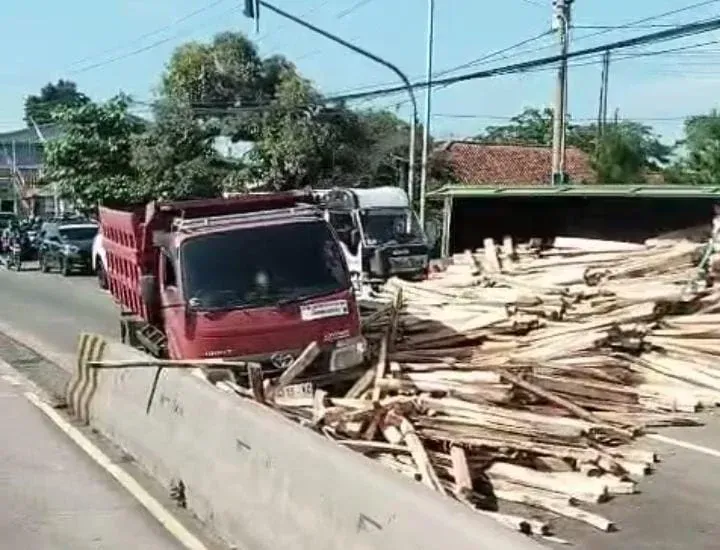 Tumpukan Kayu Timbulkan Kemacetan Parah di Bawen-Ungaran, Begini Kejadiannya