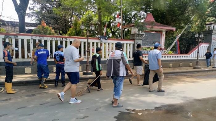 Usai Demo Ricuh, Driver Ojol Banyumas Turun Tangan Bersihkan Alun-alun Purwokerto