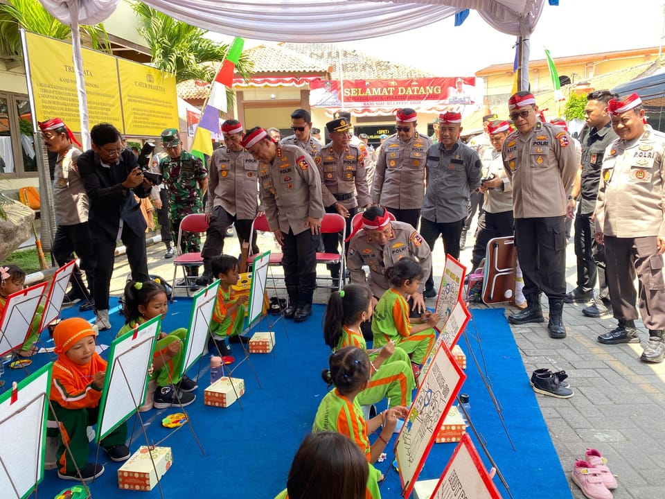 Wakapolri Tebar Kebahagiaan untuk Anak-Anak Semarang Lewat Bakti Sosial