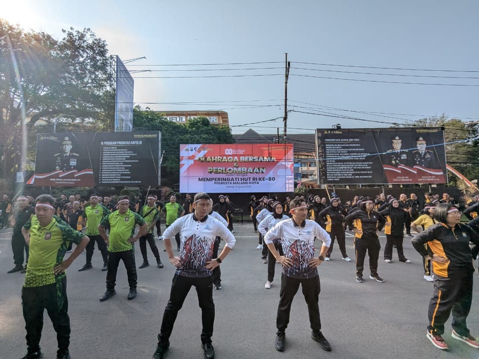 Warga Terhibur! Lomba Makan Kerupuk hingga Tarik Truk Ramaikan Polresta Malang Kota