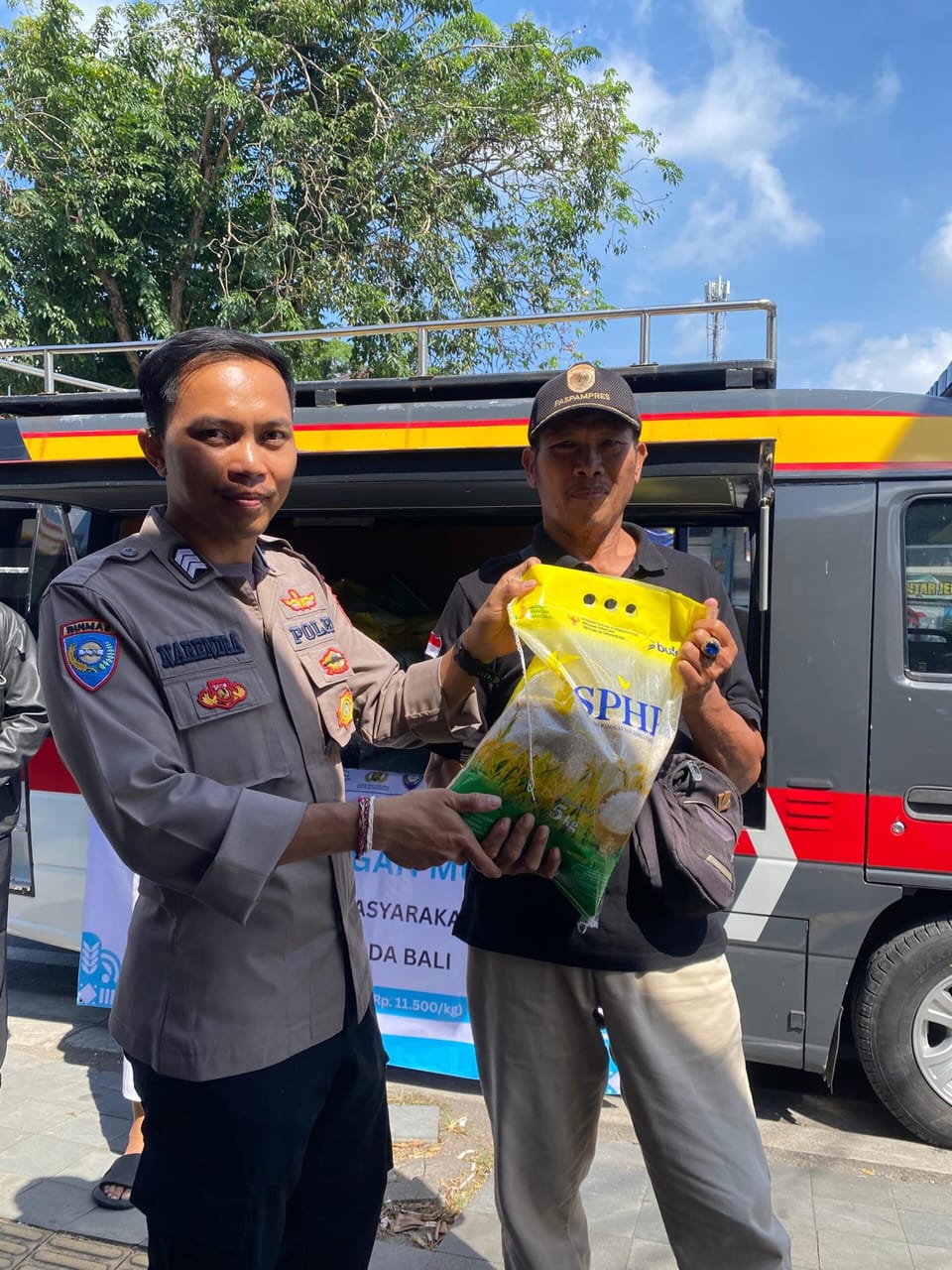 Wujud Kepedulian Polri, Polda Bali Distribusikan Beras SPHP Lewat Program Pangan Murah