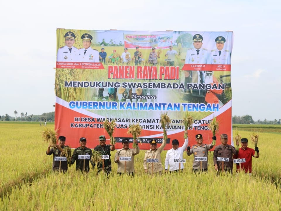 Wujudkan Ketahanan Pangan, Kapolda Kalteng dan Gubernur Ikut Panen Padi di Kapuas