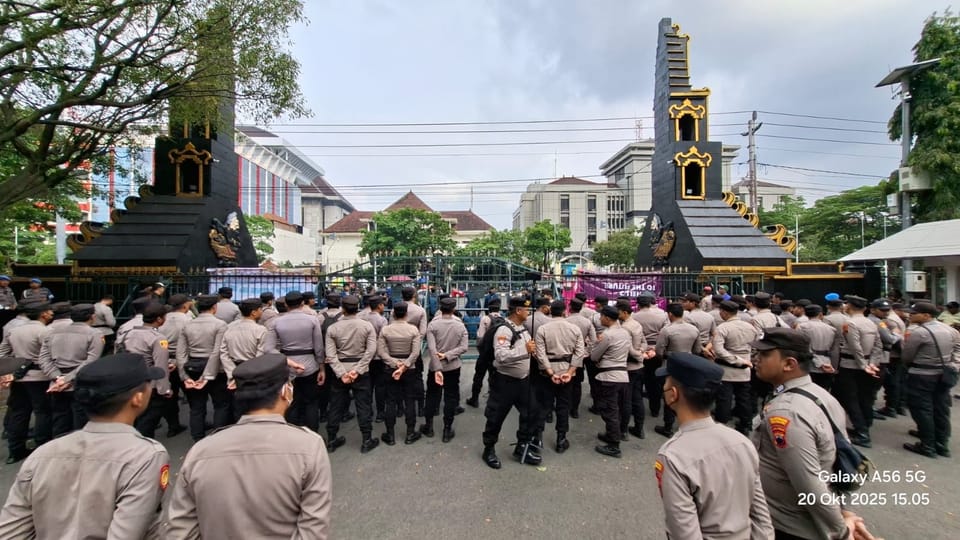 Aksi Unjuk Rasa Mahasiswa di Kantor Gubernur Jateng Berlangsung Humanis, Petugas Tunjukkan Sikap Simpatik