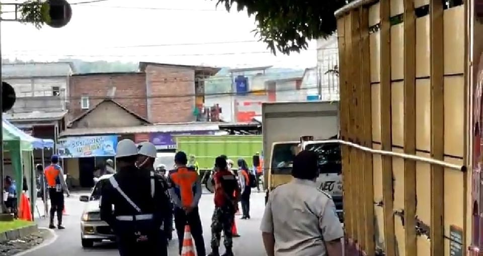 Belasan Truk dan Angkot Terjaring Razia dalam Operasi Gabungan Keselamatan di Jalan Rajasa