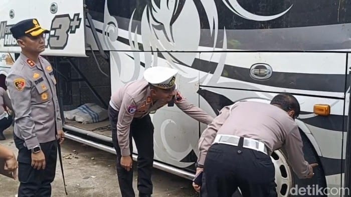 Bus Haryanto Terguling di Tol Batang, Polisi Selidiki Kondisi Ban