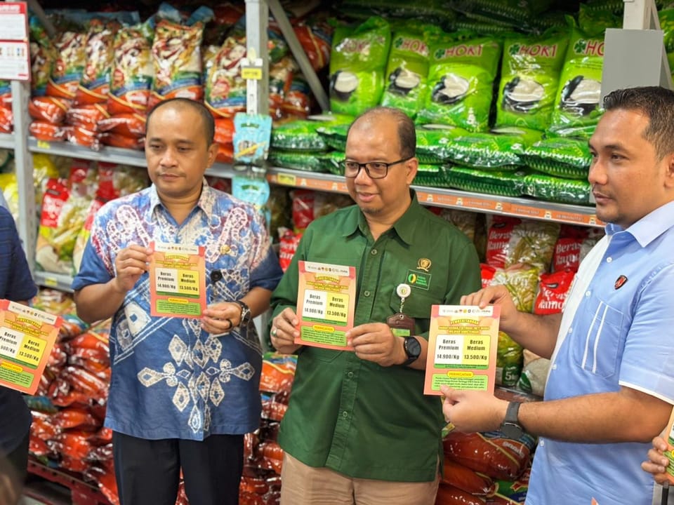 Cegah Kenaikan Harga, Polda Jateng Awasi Distribusi Beras dengan Stiker HET di Pertokoan