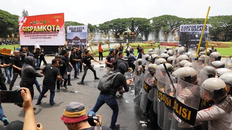 Dalmas Polresta Malang Kota Kendalikan Massa Anarkis dalam Simulasi Sispamkota