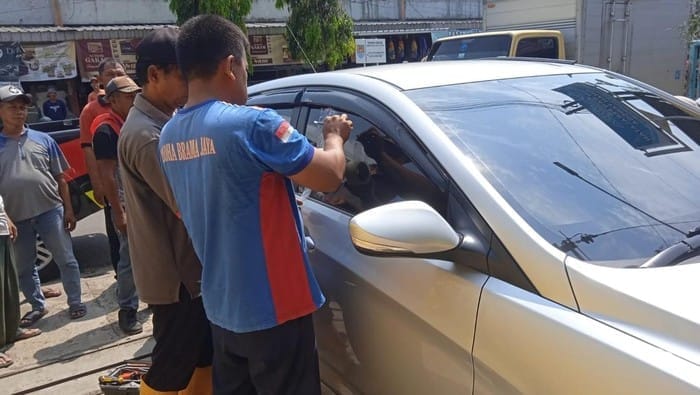 Detik-Detik Bocah 2 Tahun Terkunci di Mobil, Bikin Heboh Pasar Tanjung Cilacap