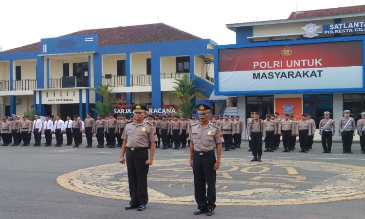 Dua Anggota Polresta Cilacap Terima Kenaikan Pangkat sebagai Bentuk Penghargaan
