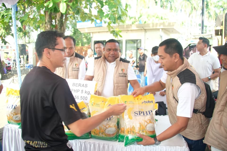 Gerakan Pangan Murah Polda Kalsel Diserbu Warga, 6 Ton Beras SPHP Ludes Terjual