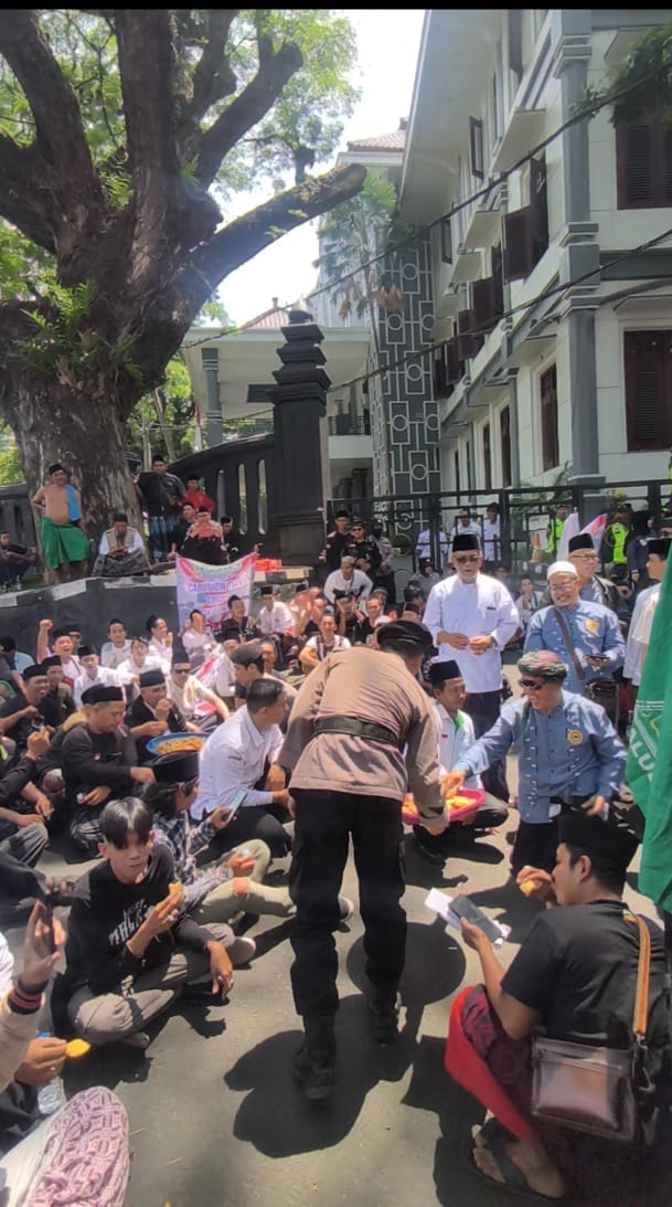 Humanis, Polresta Malang Kota Dampingi Aksi Santri Malang Menggugat Tanpa Ketegangan