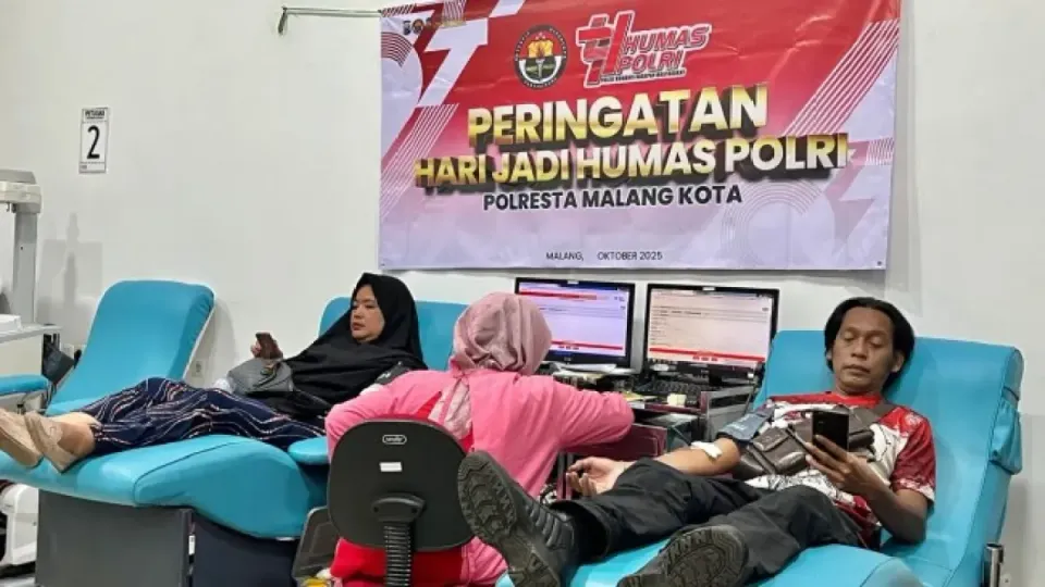 Humas Polresta Malang Kota Ikut Rayakan HUT Humas Polri Lewat Bakti Sosial Donor Darah