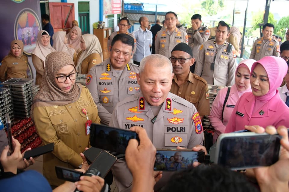 Kapolda Kalsel Pastikan Makanan MBG Sehat dan Higienis, Santap Bersama Pelajar SMPN 5 Banjarbaru