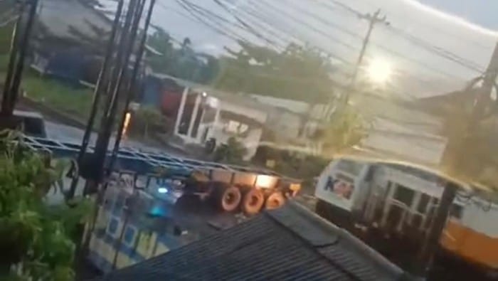 Kronologi Lengkap Truk Tertabrak KA Harina di Kaligawe Semarang