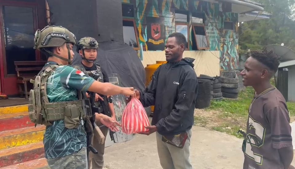 Personel Operasi Damai Cartenz Ajak Warga Enarotali dalam Kegiatan Humanis dan Sosial