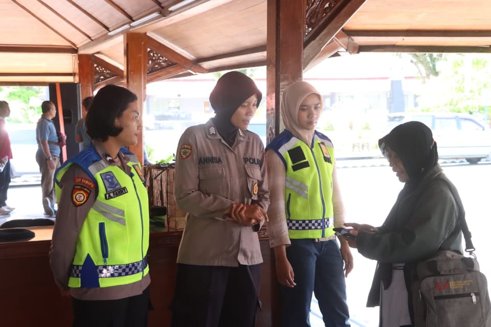 Polresta Cilacap Kawal Aksi Damai Guru Madrasah dengan Pendekatan Humanis